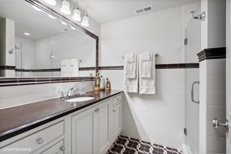 1335 North Sutton Place Chicago, IL 60610 - Photo 20 of 31 a kitchen with refrigerator and cabinets