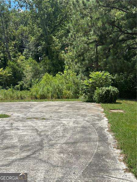 6625 Old Singleton Lane Clarkston, GA 30021 - Photo 2 of 5 a view of yard with green space