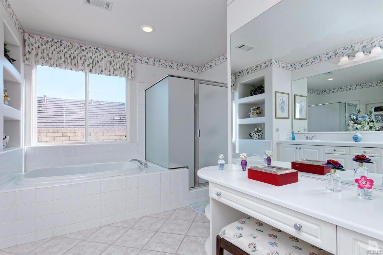 3248 Bluebird Circle Simi Valley, CA 93063 - Photo 17 of 28 a bathroom with a tub sink and a mirror