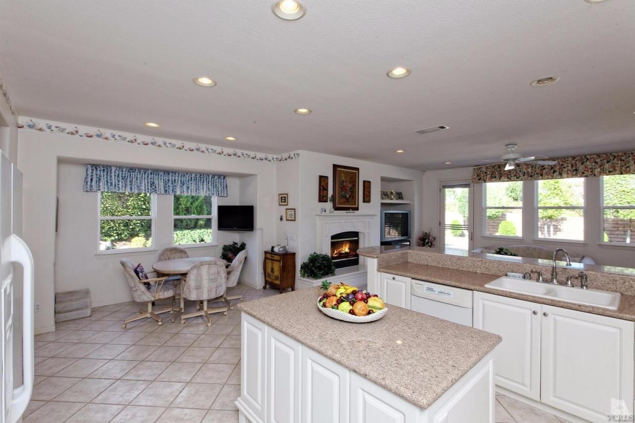 3248 Bluebird Circle Simi Valley, CA 93063 - Photo 8 of 28 a view of a dining room with furniture