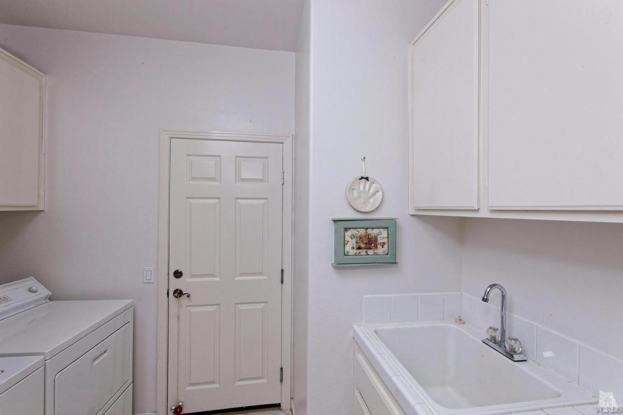 3248 Bluebird Circle Simi Valley, CA 93063 - Photo 10 of 28 a bathroom with a sink and vanity