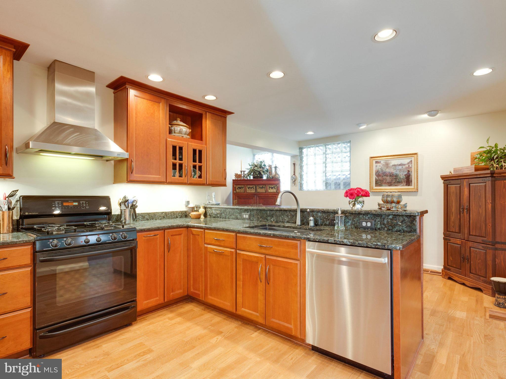 11509 Drop Forge Lane Reston, VA 20191 - Photo 13 of 30 Kitchen