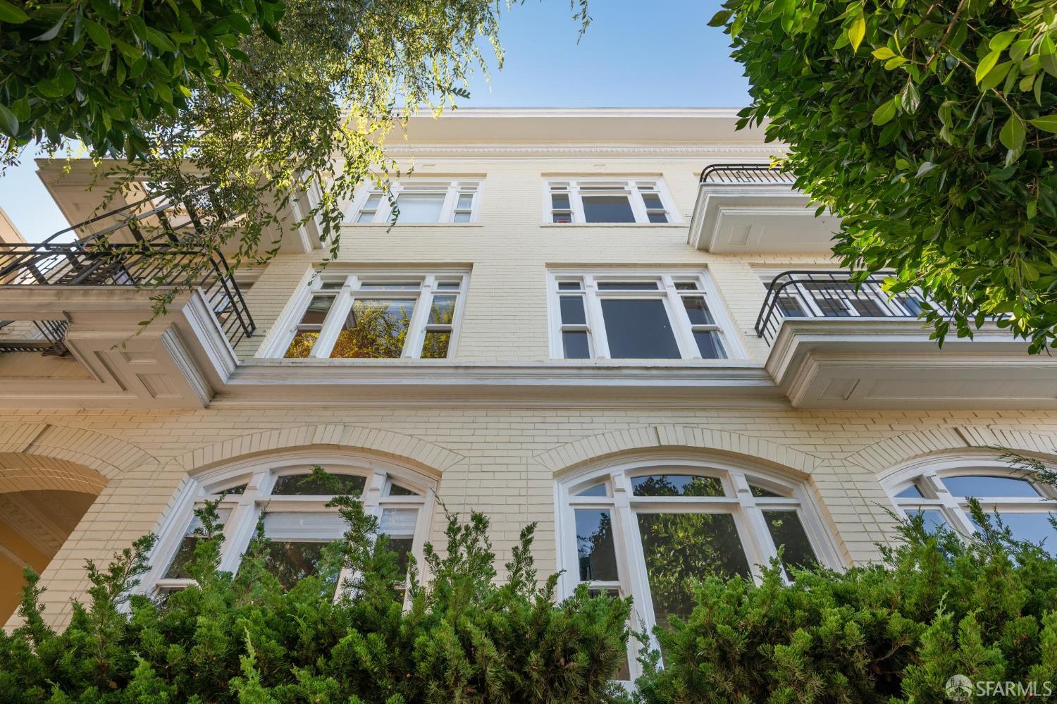 189 Commonwealth Avenue, Unit 3 San Francisco, CA 94118 - Photo 2 of 25 a front view of a multi story residential apartment building