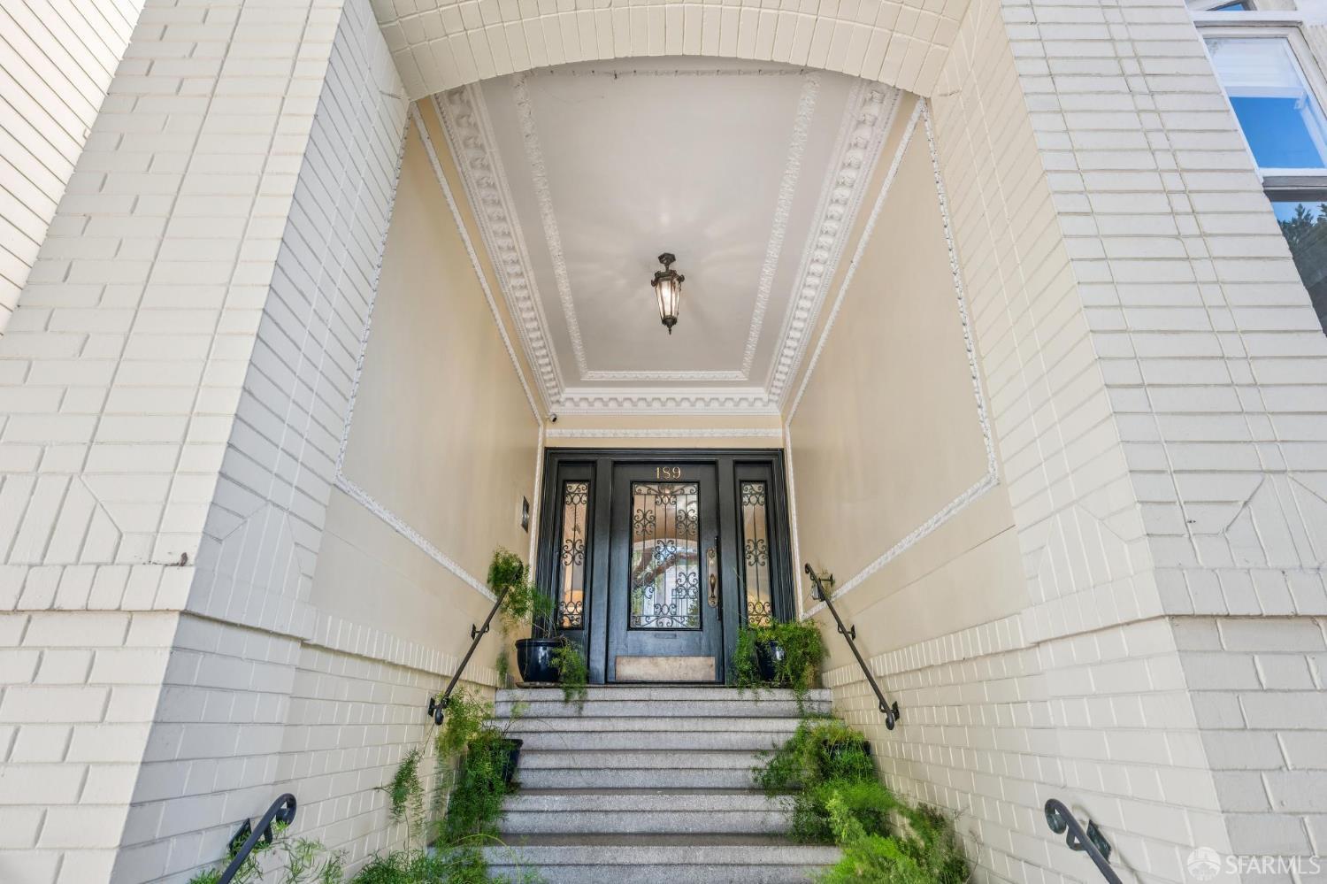 189 Commonwealth Avenue, Unit 3 San Francisco, CA 94118 - Photo 3 of 25 a front view of a house with large windows