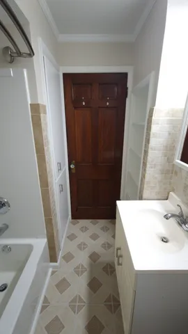 $1,300 | 814 Park Place, Clinton, IA 52732