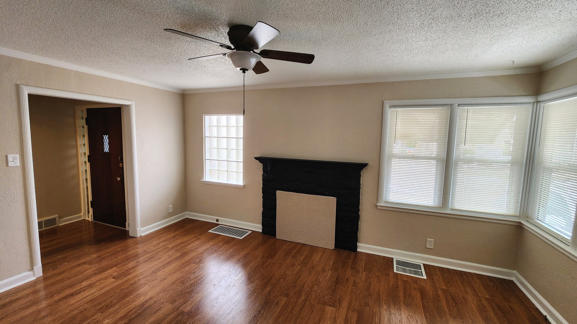 814 Park Place Clinton, IA 52732 - Photo 2 of 20