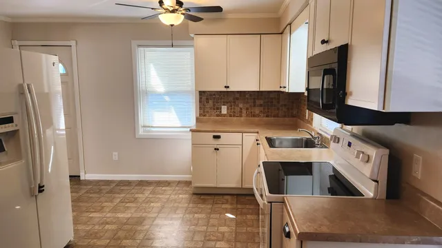 $1,300 | 814 Park Place, Clinton, IA 52732