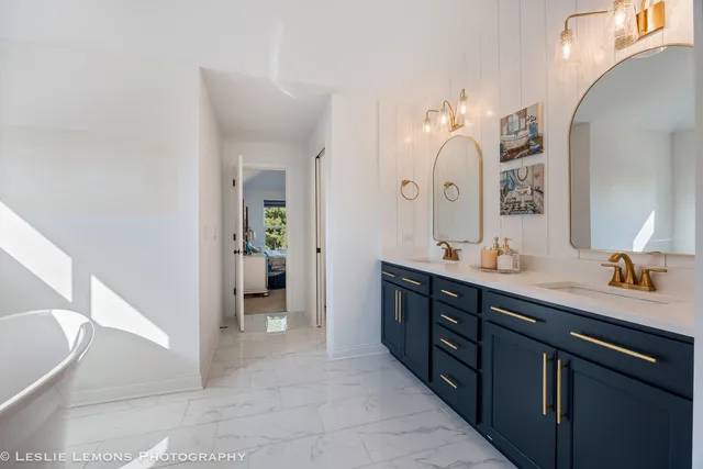 a en suite bathroom with a double vanity sink and a mirror
