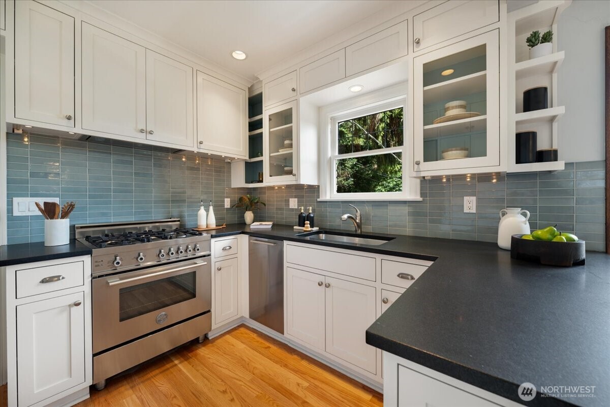 6517 Fremont Avenue North Seattle, WA 98103 - Photo 13 of 36