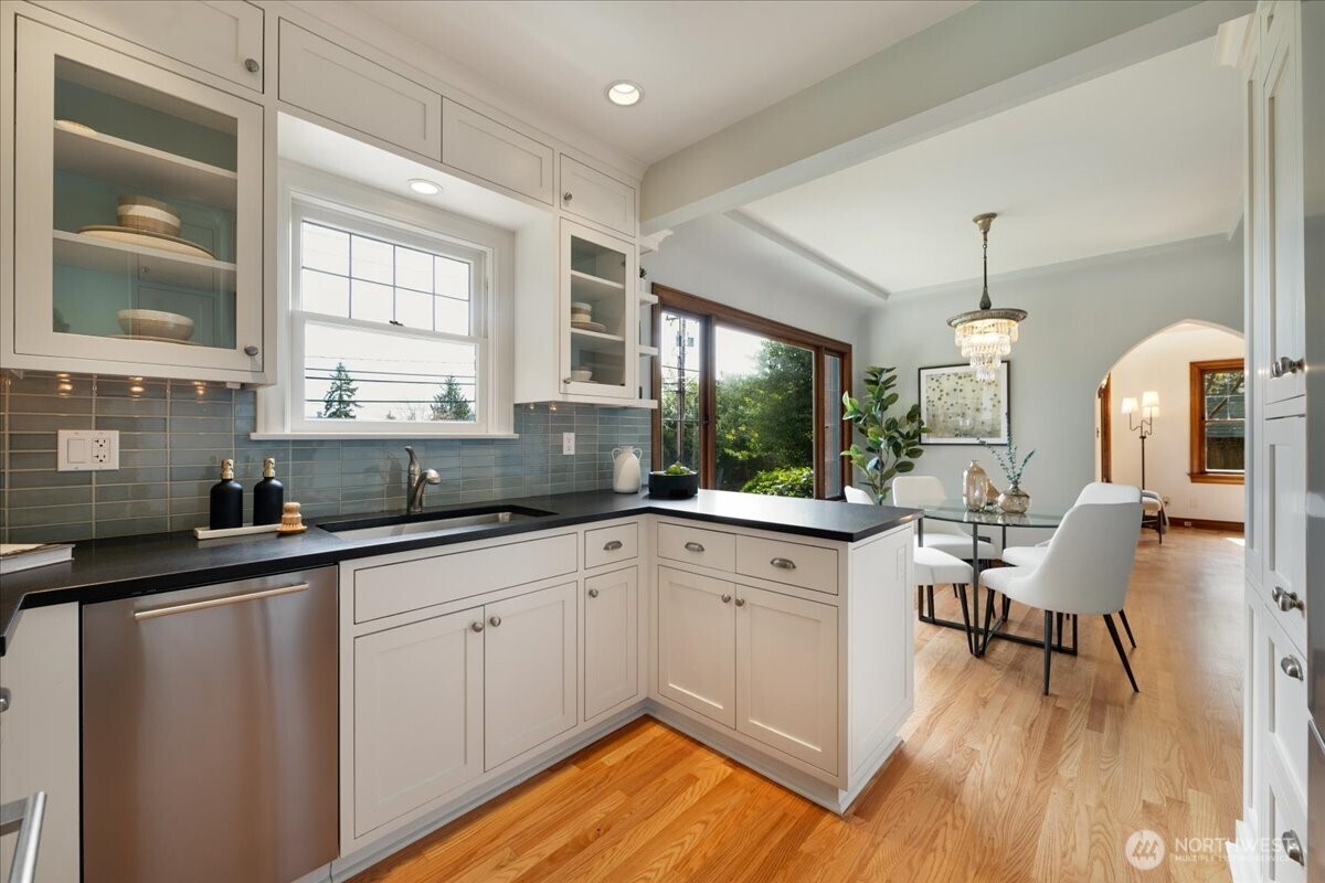 6517 Fremont Avenue North Seattle, WA 98103 - Photo 14 of 36