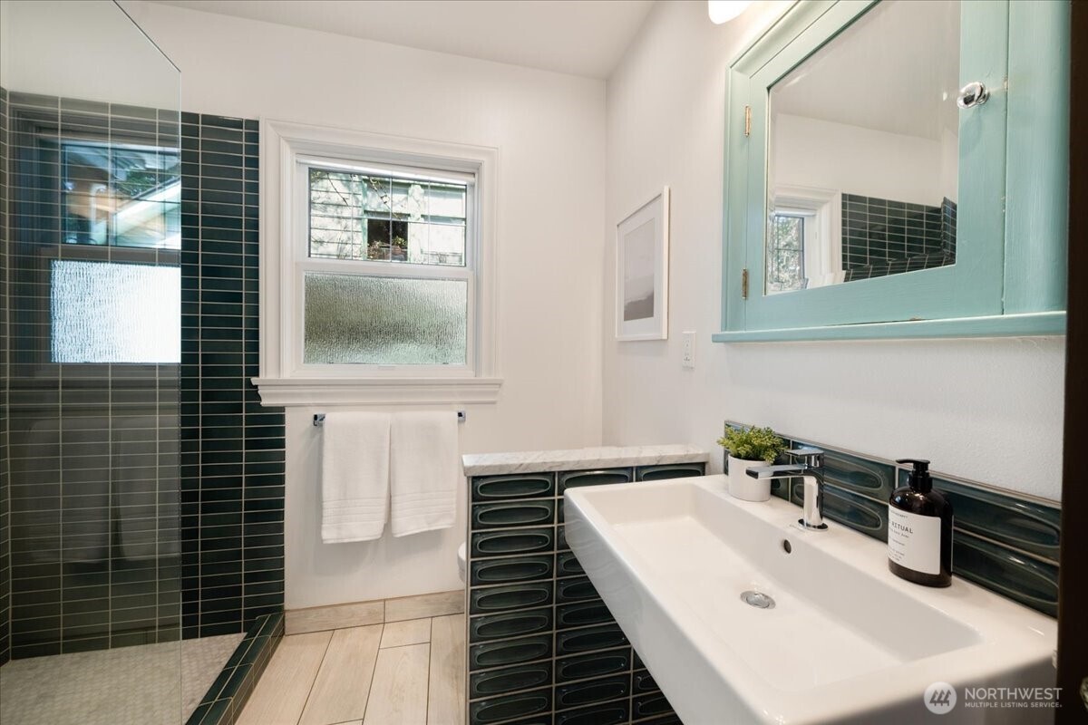 6517 Fremont Avenue North Seattle, WA 98103 - Photo 19 of 36