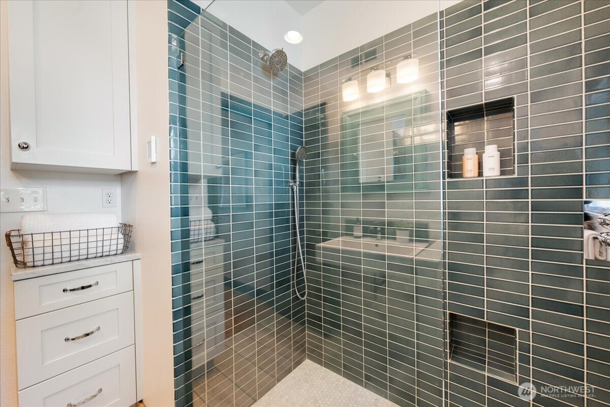 6517 Fremont Avenue North Seattle, WA 98103 - Photo 20 of 36