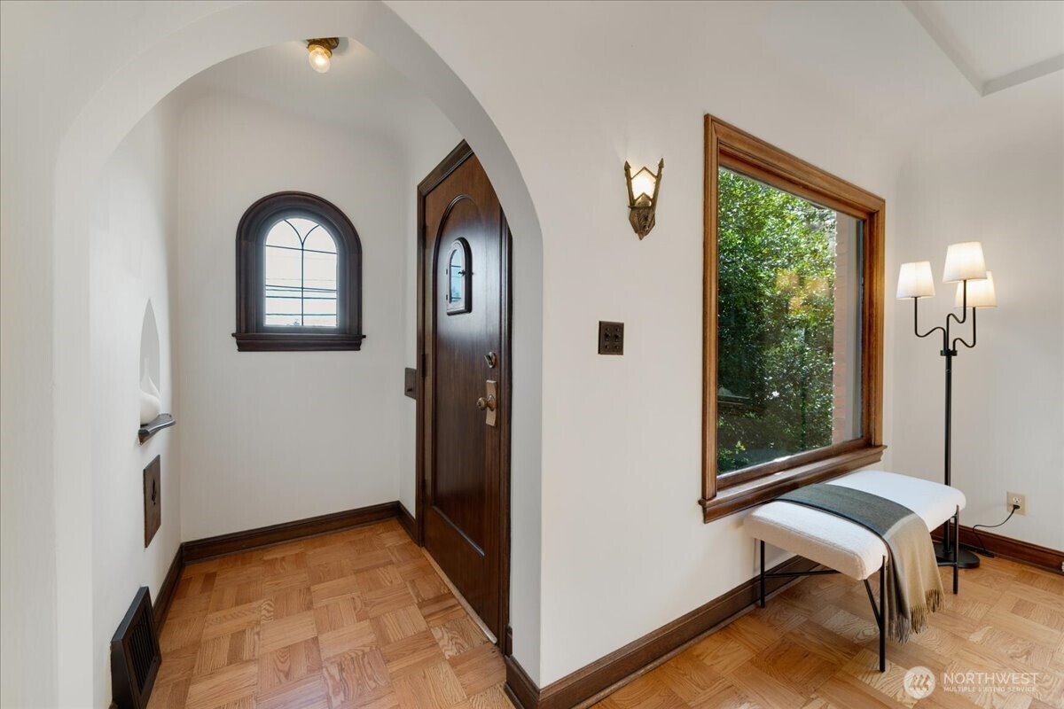 6517 Fremont Avenue North Seattle, WA 98103 - Photo 2 of 36