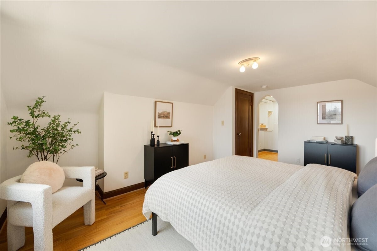 6517 Fremont Avenue North Seattle, WA 98103 - Photo 23 of 36