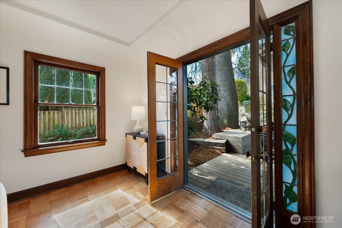 6517 Fremont Avenue North Seattle, WA 98103 - Photo 7 of 36