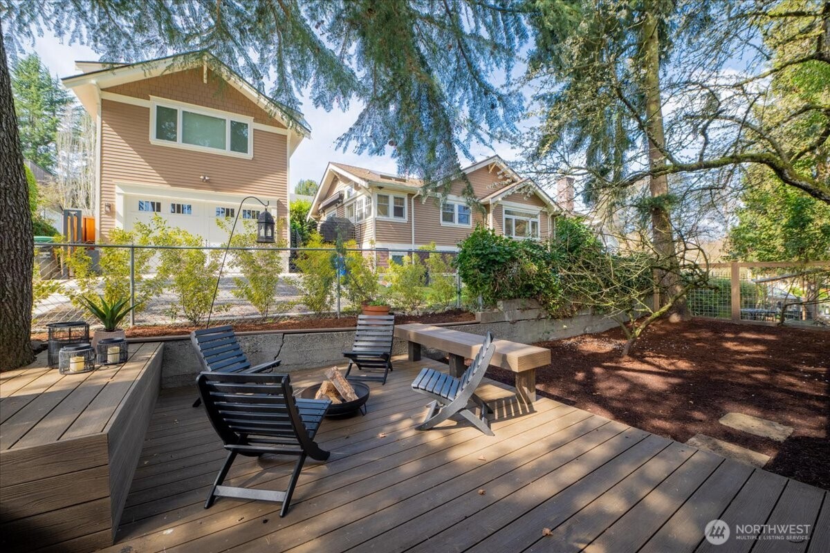 6517 Fremont Avenue North Seattle, WA 98103 - Photo 8 of 36