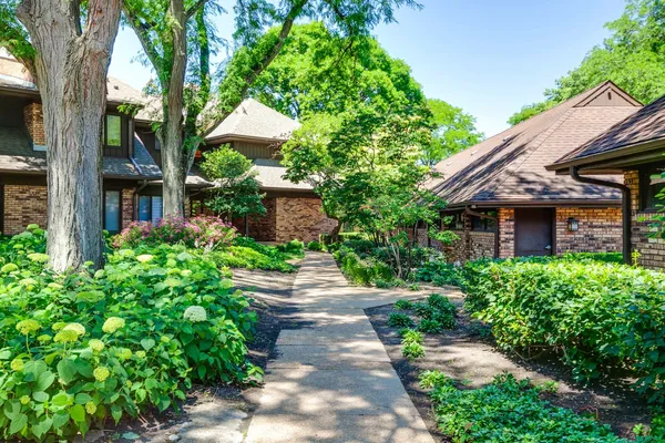 $500,000 | 3875 South Mission Hills Road, Northbrook, IL 60062