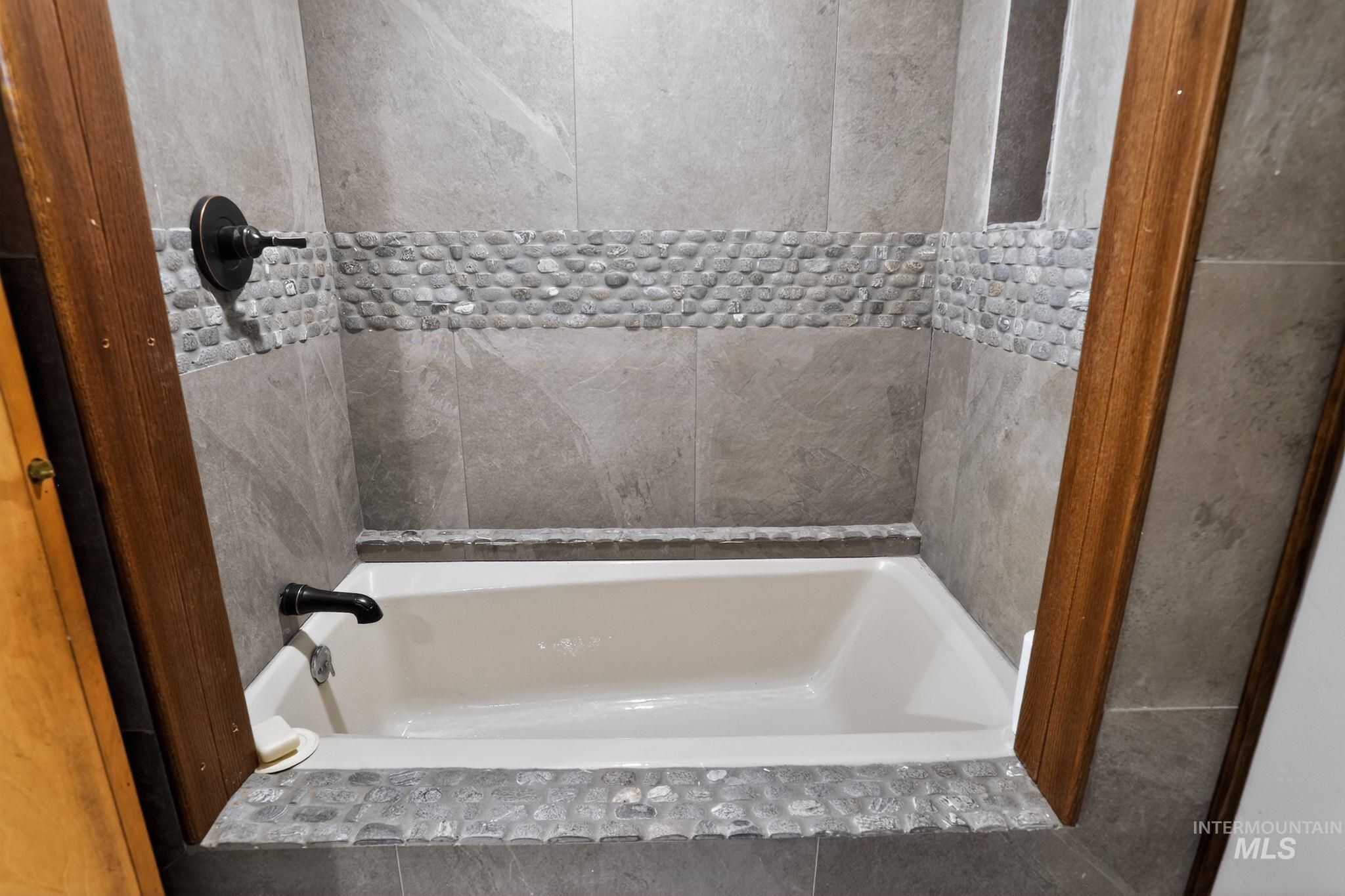 654 Bings Road Cascade, ID 83611 - Photo 23 of 45 Full bathroom featuring a garden tub