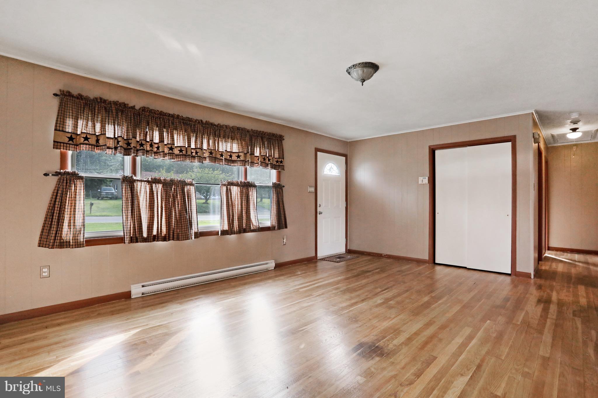 15149 Clear Spring Road Williamsport, MD 21795 - Photo 4 of 30 Living Room