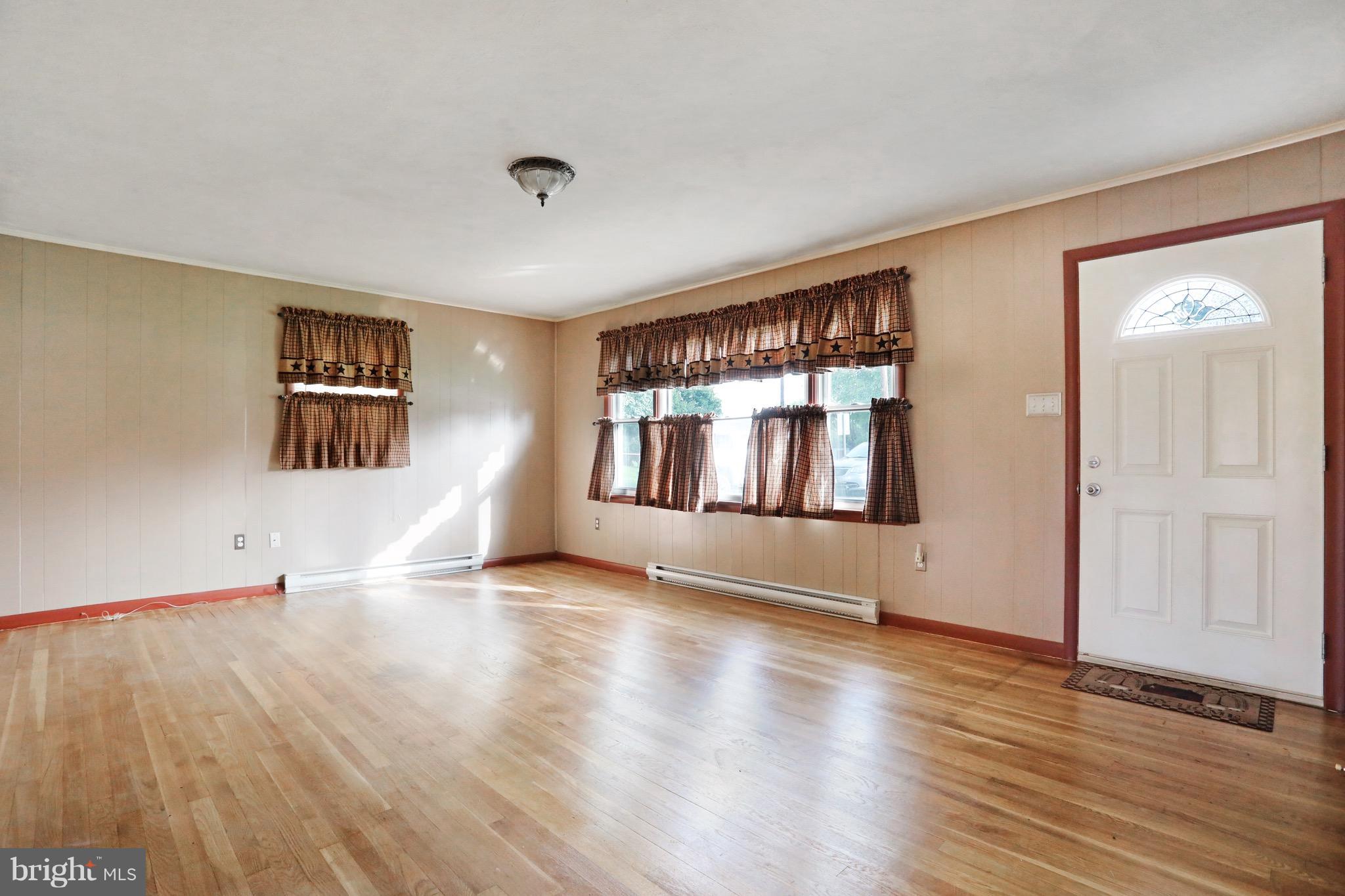 15149 Clear Spring Road Williamsport, MD 21795 - Photo 5 of 30 Living Room