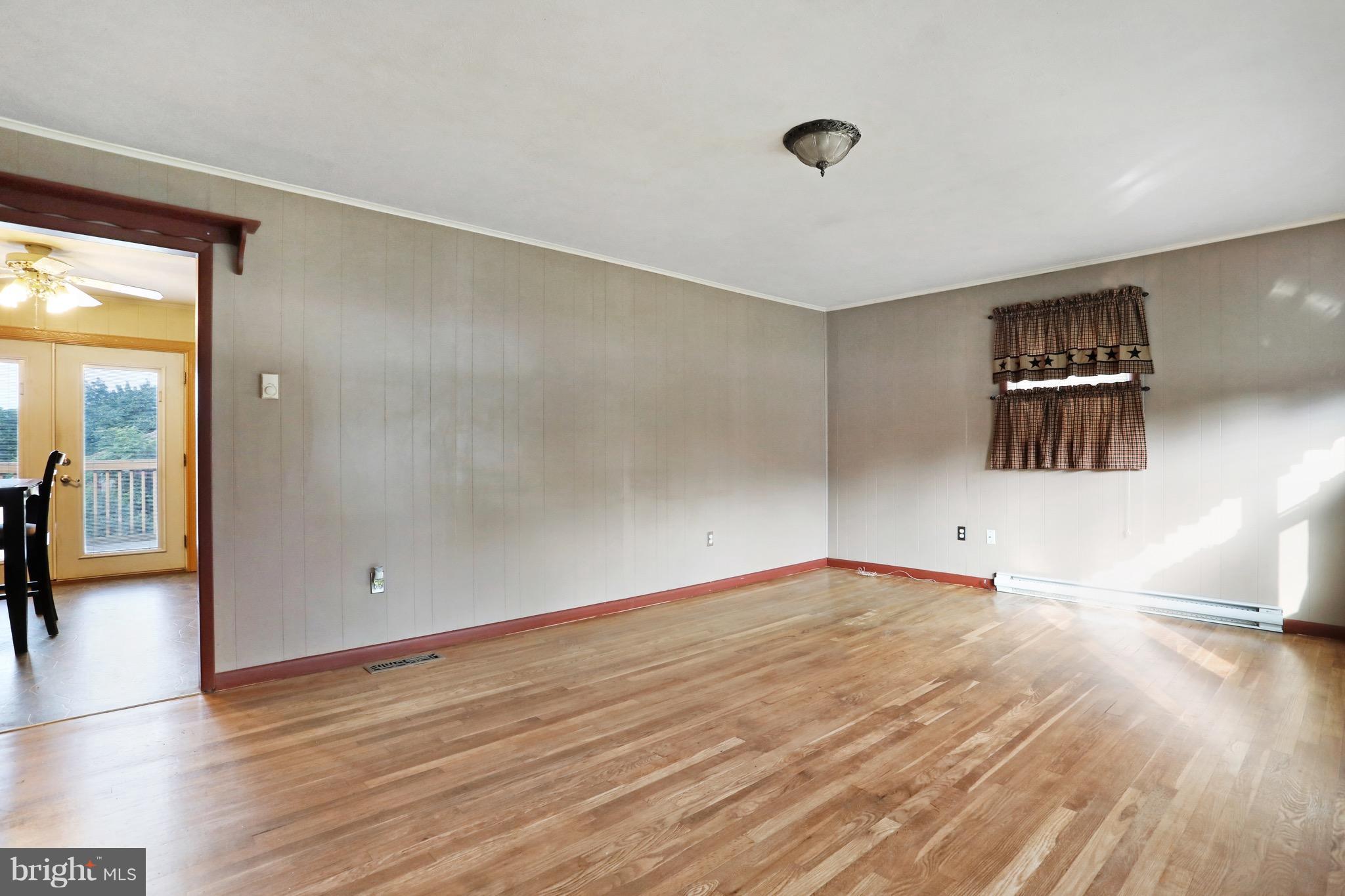 15149 Clear Spring Road Williamsport, MD 21795 - Photo 6 of 30 Living Room