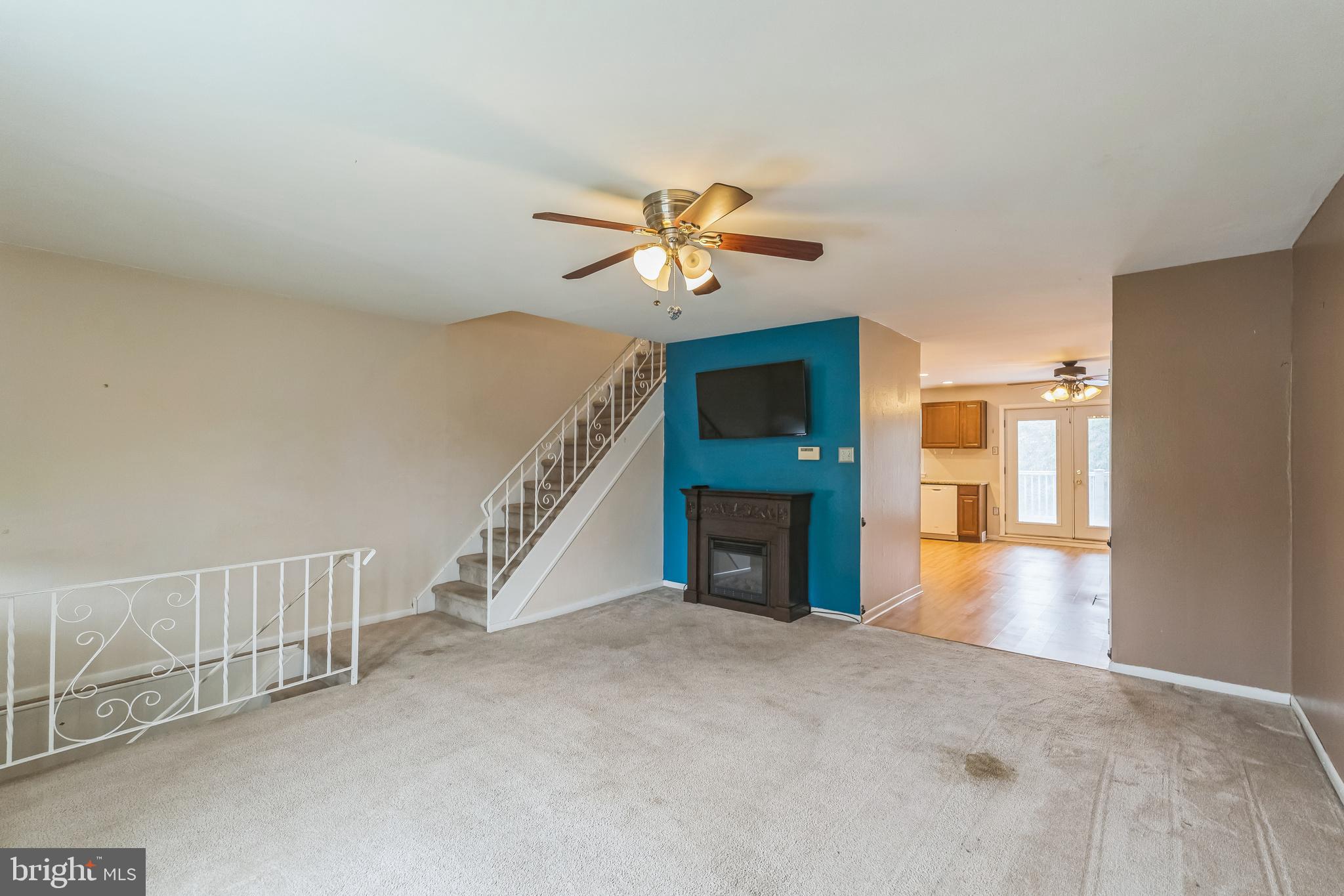 2811 Maxwell Street Philadelphia, PA 19136 - Photo 4 of 31 Living room