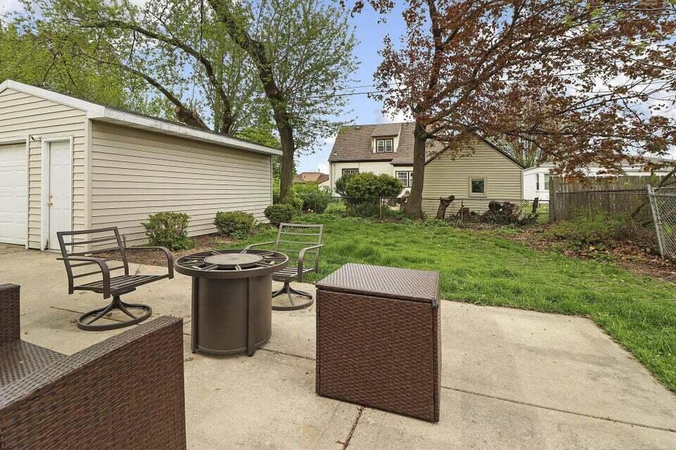 7519 29th Avenue Kenosha, WI 53143 - Photo 11 of 14 Back 1