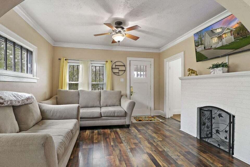 7519 29th Avenue Kenosha, WI 53143 - Photo 3 of 14 LV RM 2