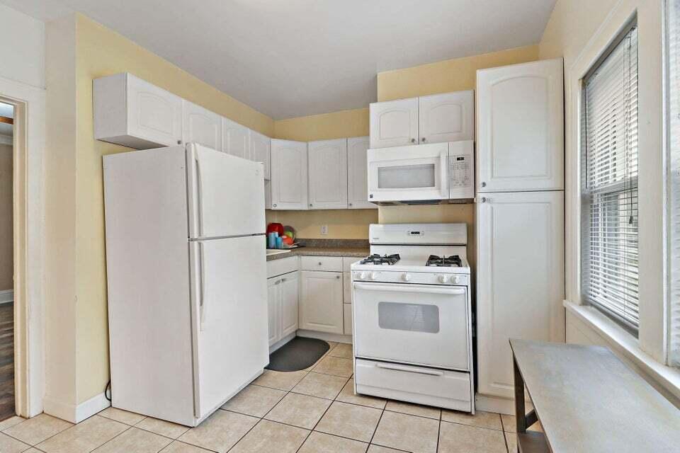 7519 29th Avenue Kenosha, WI 53143 - Photo 5 of 14 Kitchen 1