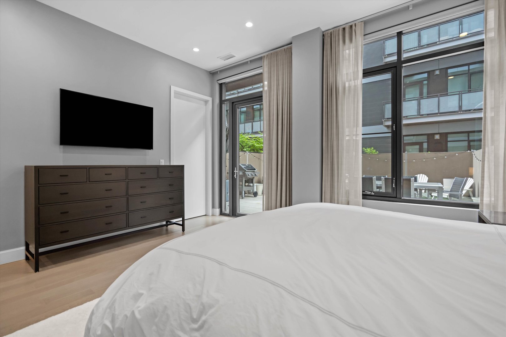 31 North Aberdeen Street, Unit 2S Chicago, IL 60607 - Photo 25 of 33 a spacious bedroom with a large bed and a flat screen tv