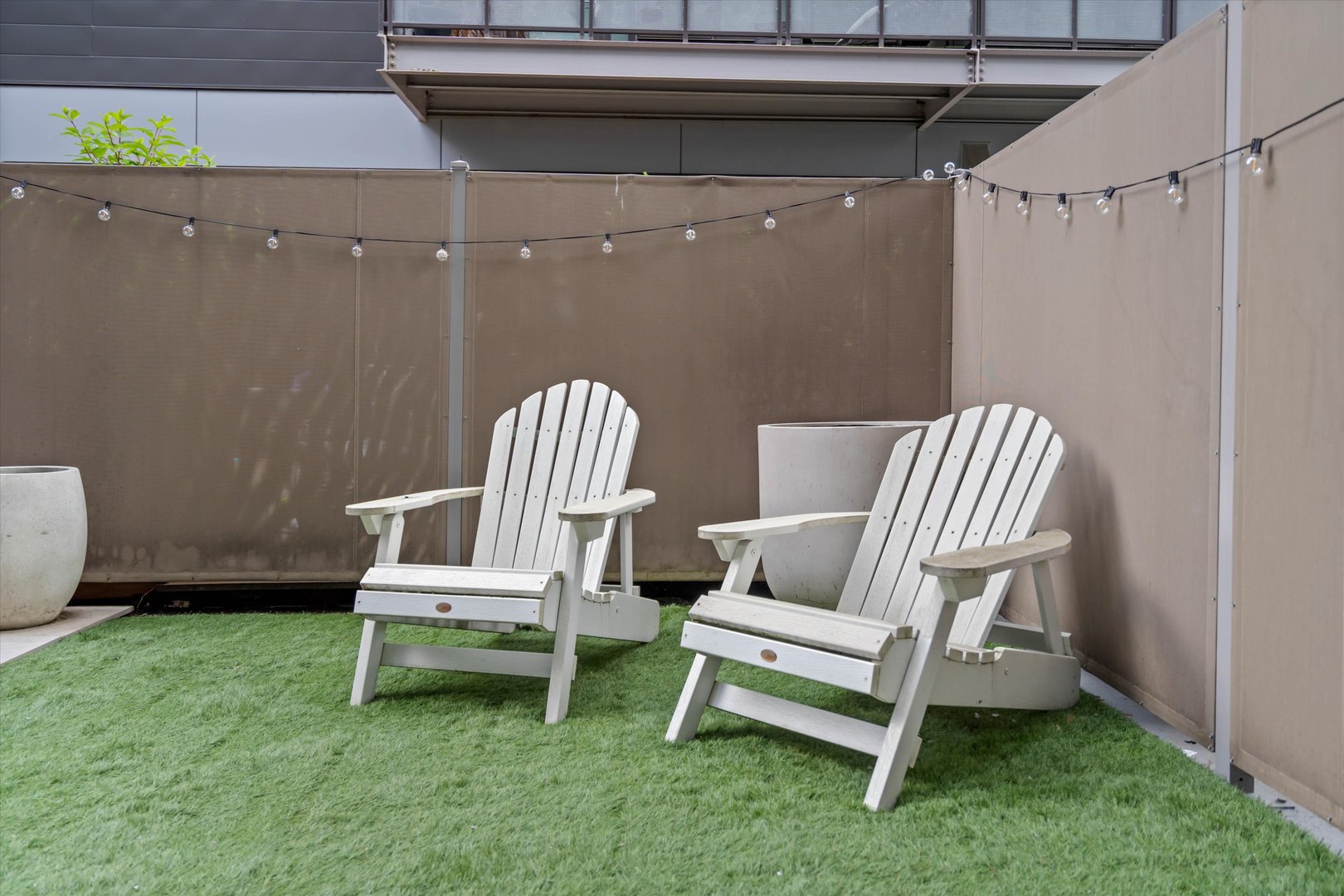 31 North Aberdeen Street, Unit 2S Chicago, IL 60607 - Photo 4 of 33 a chair and a chair sitting in a yard