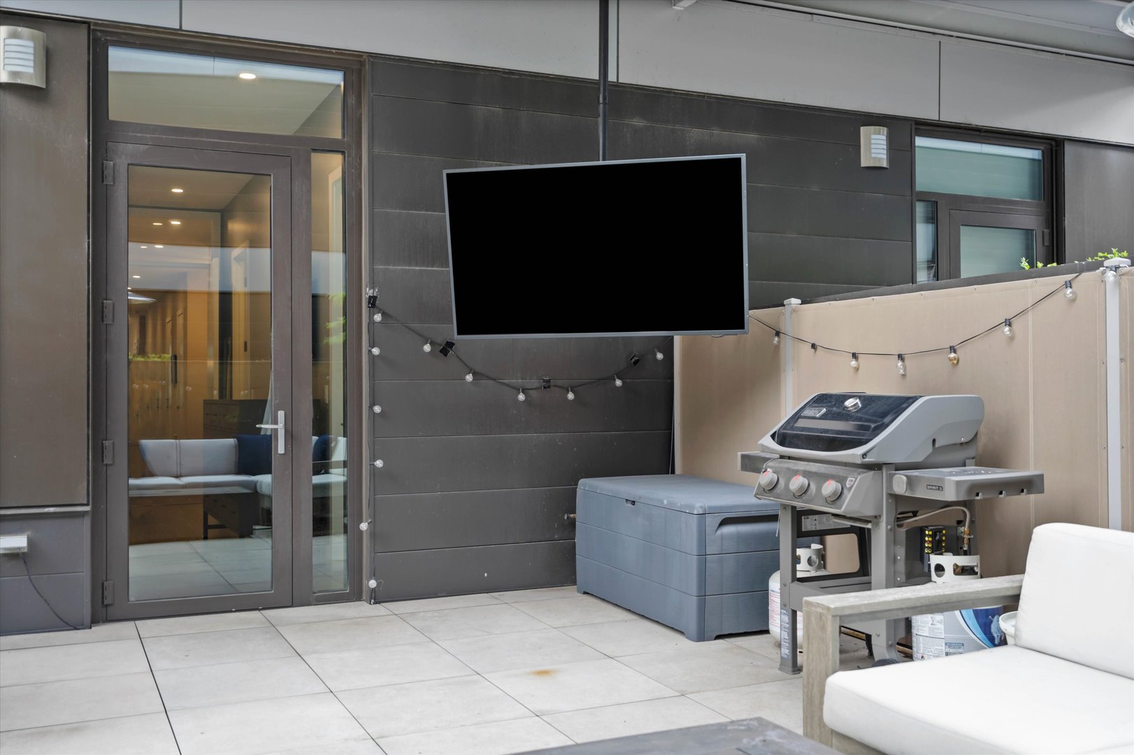 31 North Aberdeen Street, Unit 2S Chicago, IL 60607 - Photo 7 of 33 a bathroom with a toilet a sink and mirror