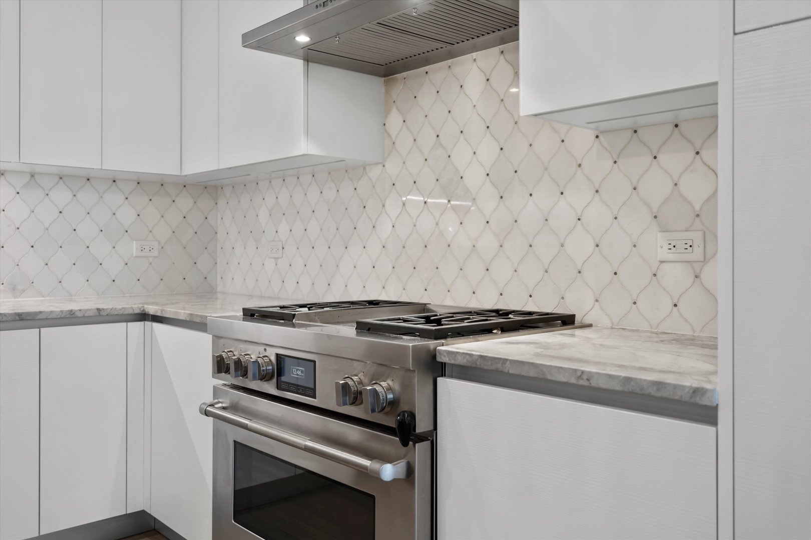31 North Aberdeen Street, Unit 2S Chicago, IL 60607 - Photo 10 of 33 a stove top oven sitting inside of a kitchen
