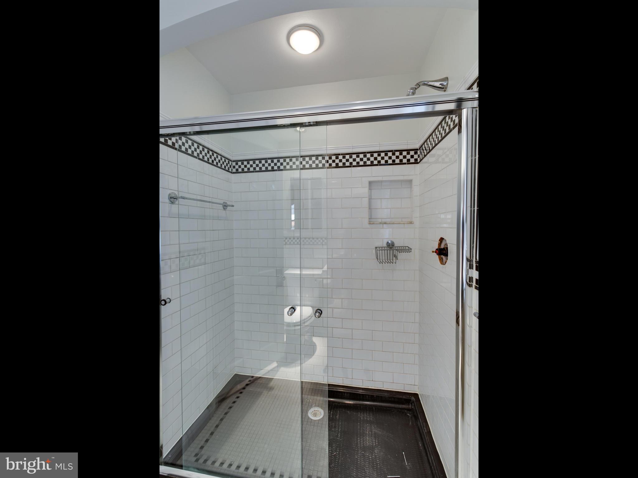 5406 Springlake Way Baltimore, MD 21212 - Photo 14 of 30 Bath (Master)