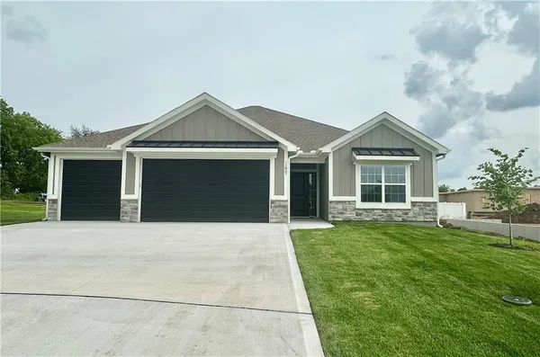 $425,000 | 11800 East 231st Street, Peculiar, MO 64078