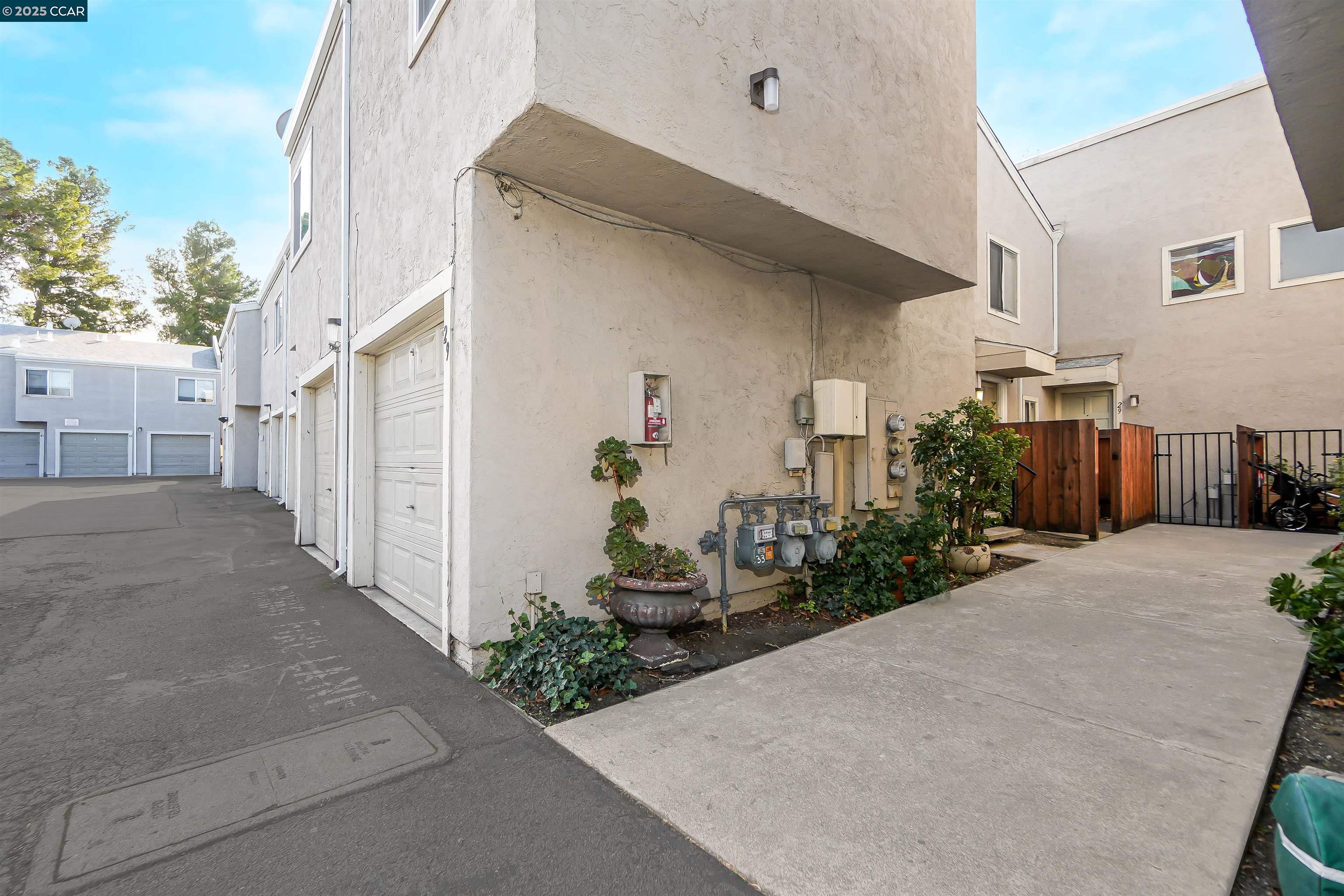 3712 Willow Pass Road, Unit 31 Concord, CA 94519 - Photo 14 of 17 a front view of a house with a yard