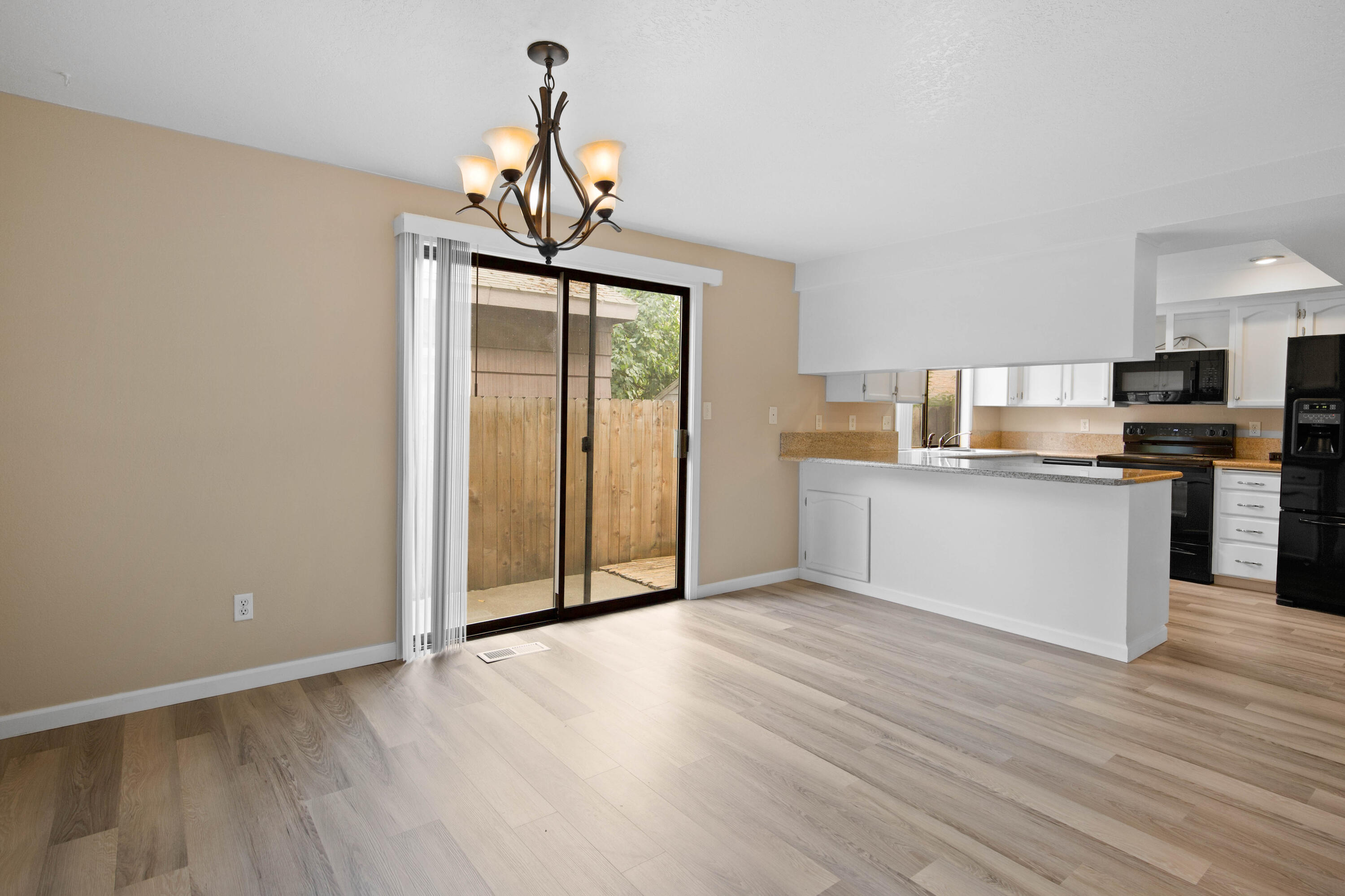 1202 Morrow Road, Unit A Medford, OR 97504 - Photo 5 of 21 CU9A4087