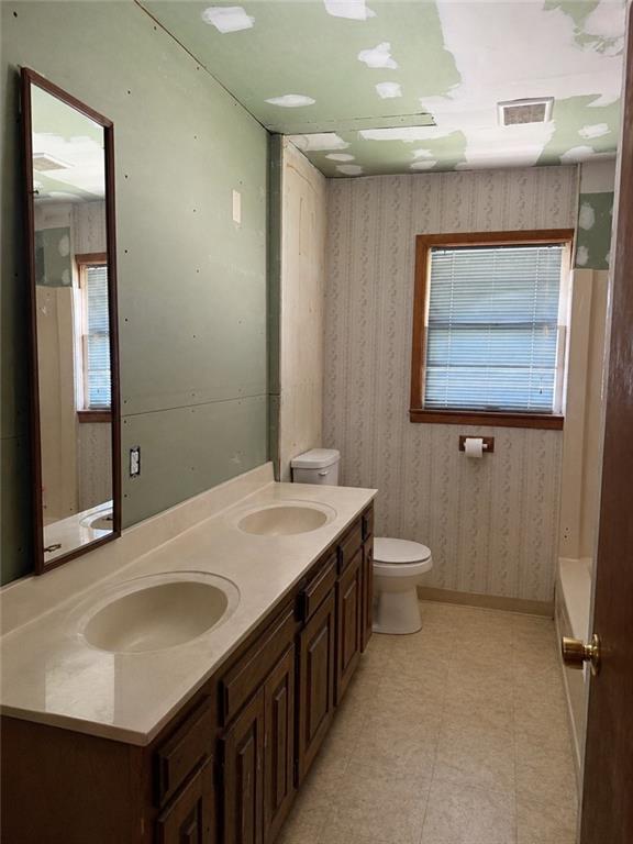 22211 East Blue Mills Road Independence, MO 64058 - Photo 5 of 8