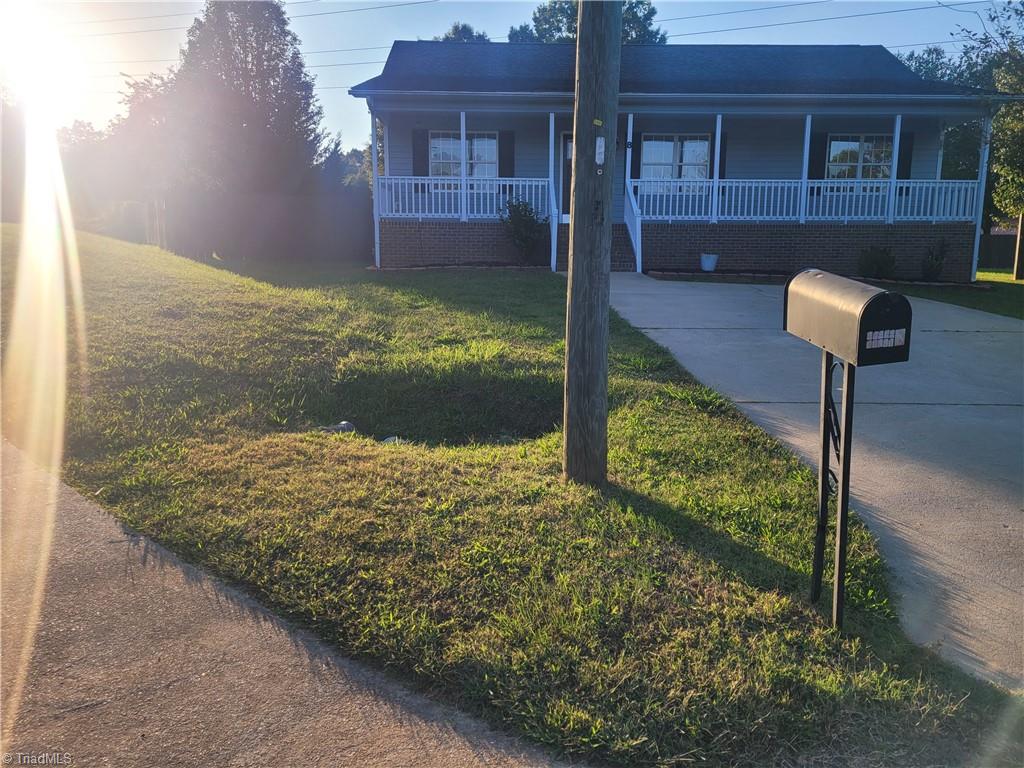 8 Leaf Ridge Court Thomasville, NC 27360 - Photo 2 of 26