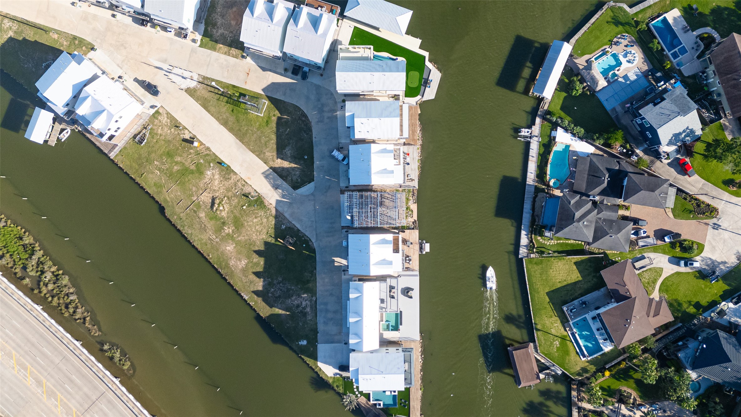 43 Commander Runco Lane Seabrook, TX 77586 - Photo 32 of 32 a bird view of multi story residential apartment building with yard