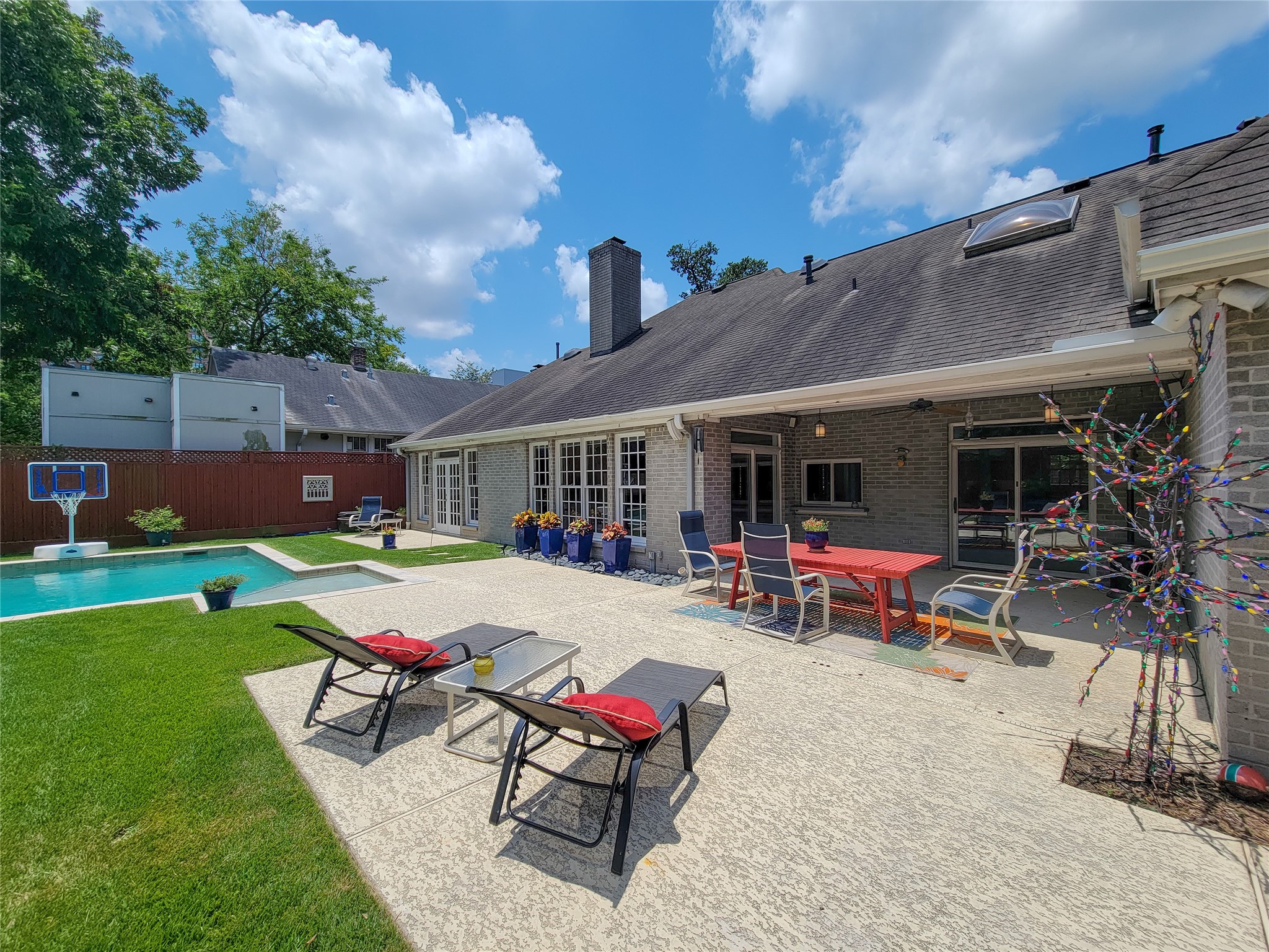 4401 Roseland Street Houston, TX 77006 - Photo 28 of 46 LARGE PATIO WITH BAR SERVICE WINDOW AND COVERED AREA FOR BBQ....LOOKS OUT TO GRASSY AREAS, SPA, LAP POOL AND SALINE POOL!!! PRIVATE AND PERFECT FOR ENTERTAINING!!