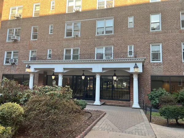 $2,600 | 105-38 63rd Drive, Unit 5K | Forest Hills