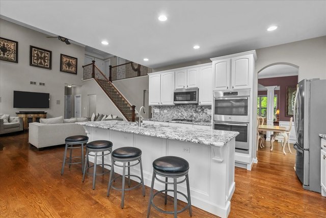 414 Morgan Lane Fox River Grove, IL 60021 - Photo 4 of 33