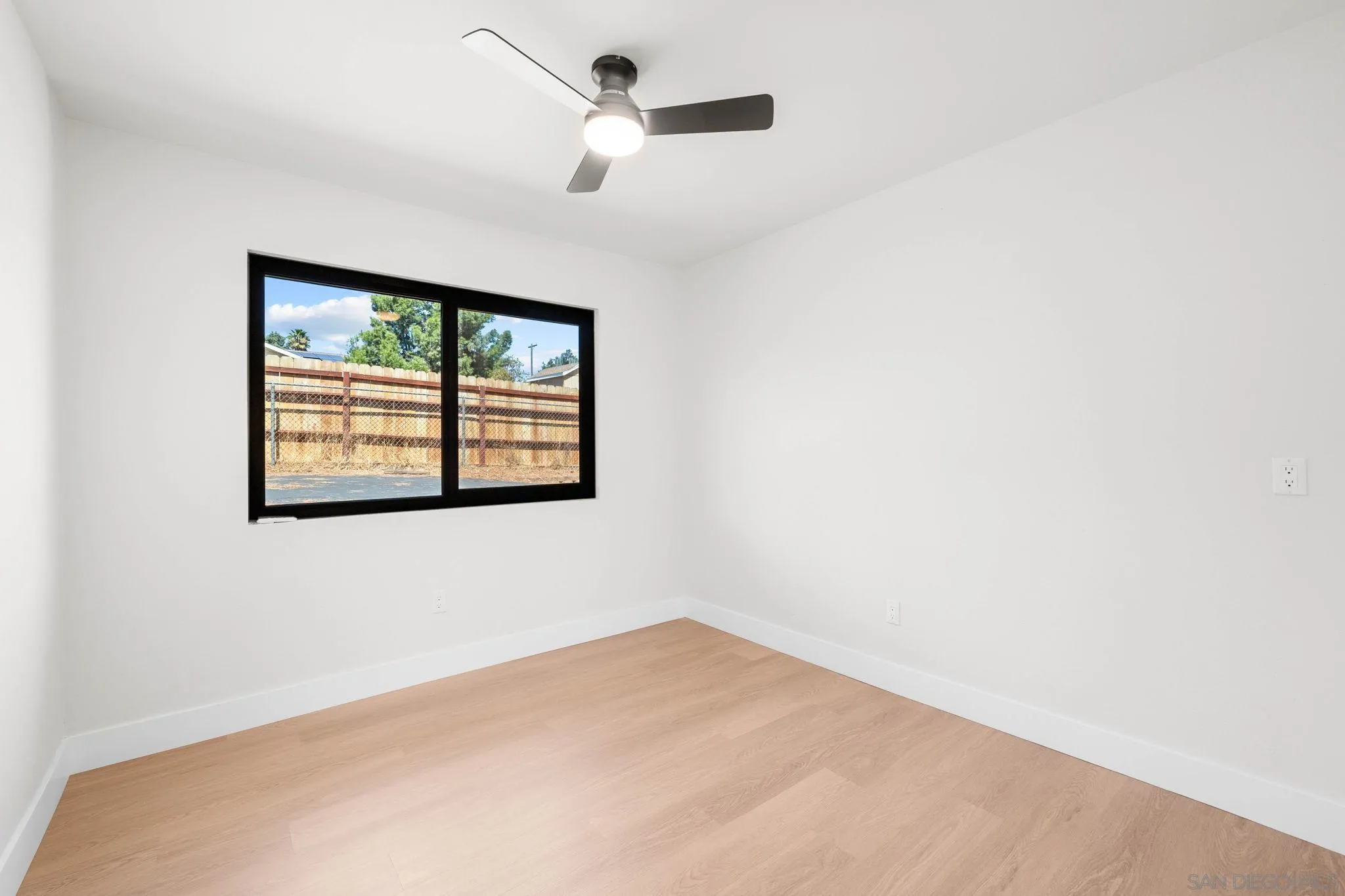 15277 Oak Creek Road El Cajon, CA 92021 - Photo 41 of 71 an empty room with ceiling fan and window