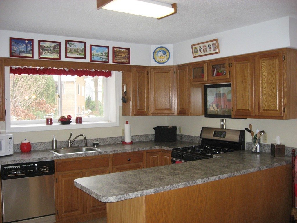 2 Princess Path, Unit 2 Uxbridge, MA 01569 - Photo 2 of 10