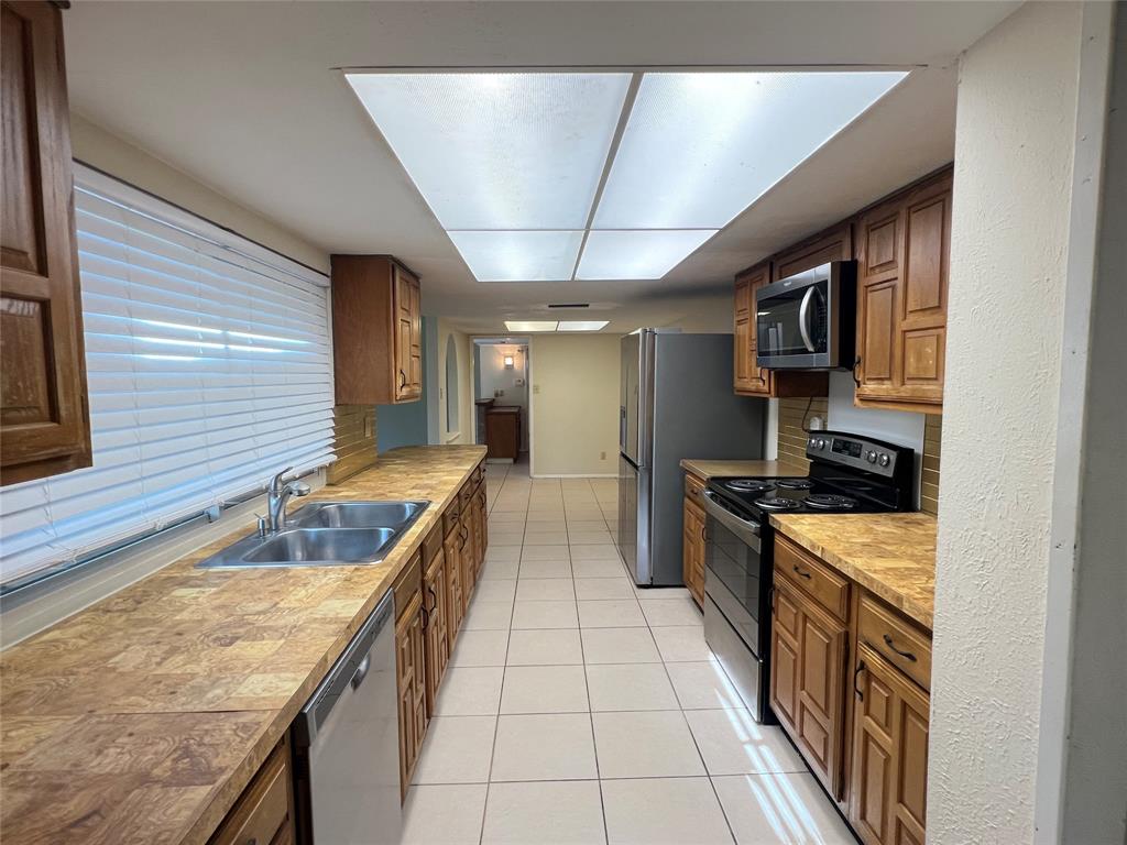 2107 Victoria Road Carrollton, TX 75007 - Photo 16 of 39