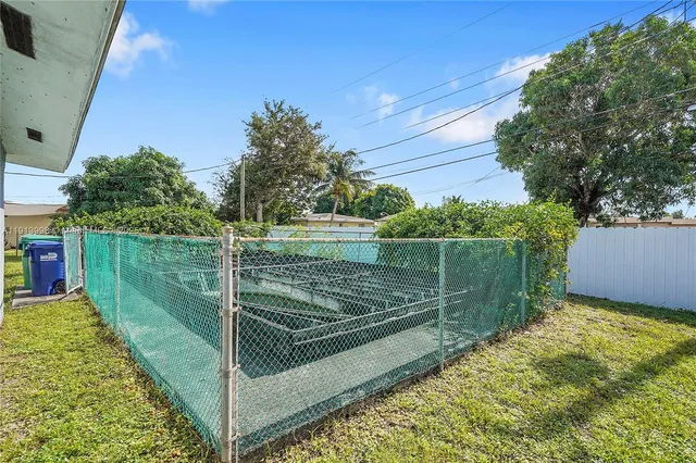 a view of a backyard