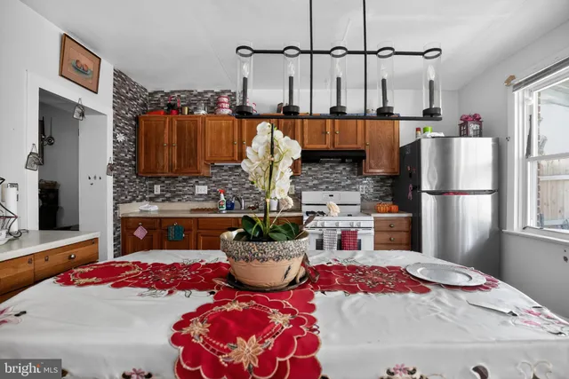 a kitchen that has a lot of cabinets