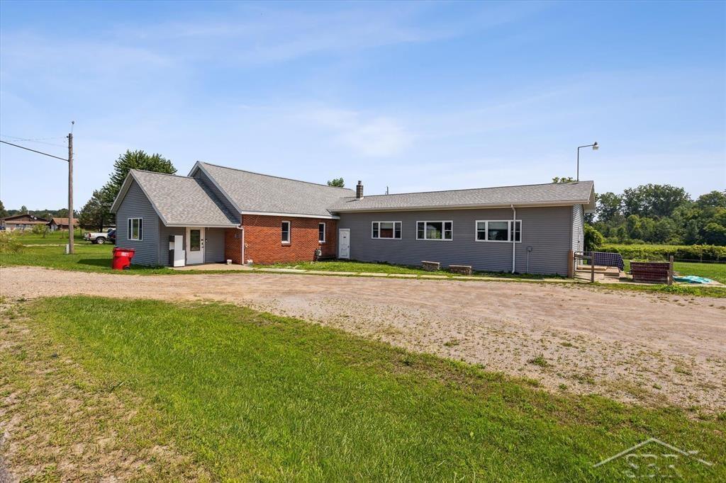 4015 School Road Rhodes, MI 48652 - Photo 4 of 31
