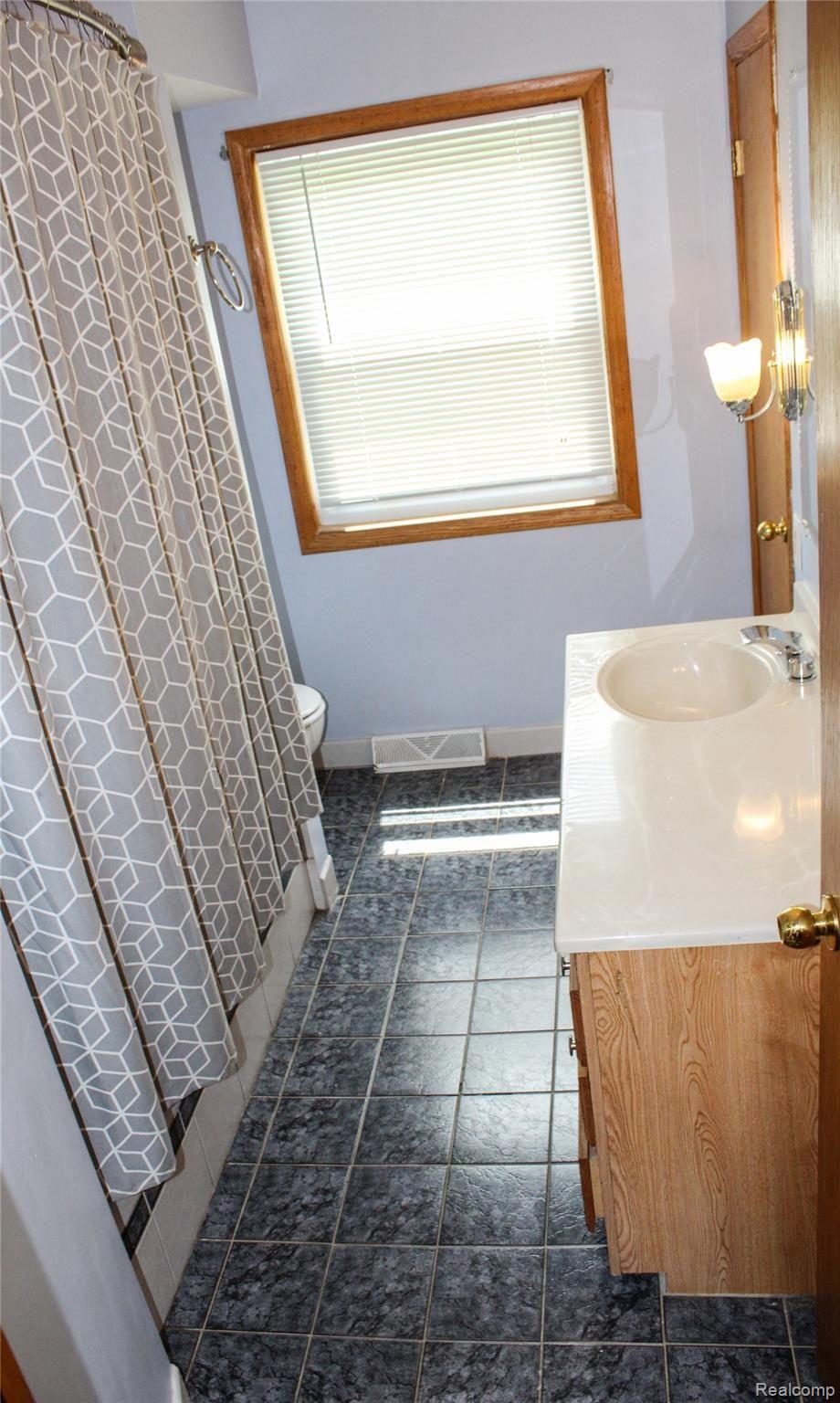 25294 Peter Kaltz Road Warren, MI 48091 - Photo 17 of 33 Bathroom.jpg